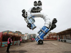 Bongkaran Taman Bermain Banksy Dismaland Dikirim ke Kamp Pengungsi