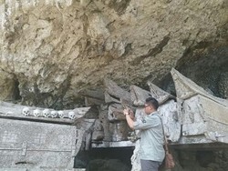 Risers Sambangi Gua Tengkorak di Toraja