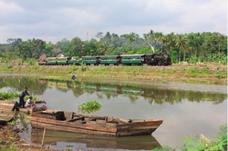 Naik Kereta Api Menikmati Alam dan Sejarah