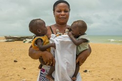 Suku di Afrika Mandikan & Beri Makan Boneka Anaknya yang Meninggal