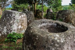 Misteri Ratusan Mangkuk Batu Berumur 2.500 Tahun di Laos