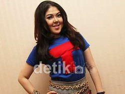 Tina Toon Malas Bahas Kedekatannya dengan Anak Band