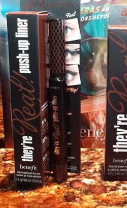 Benefit Rilis Maskara dan Eyeliner Warna Hijau Hingga Ungu