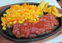 Wah, Asyiknya Menggunting Steak Dori dan Steak Sirloin yang Empuk Gurih!