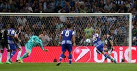 Andre Andre membobol gawang Chelsea di menit ke-39. Matthew Childs/Reuters/detikFoto.