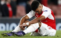 Alex Oxlade Chamberlain tertunduk lesu usai kalah dari Olympiakos. Dengan hasil ini, Arsenal berada di posisi juru kunci Grup F sebab belum mampu mengumpulkan angka. Stefan Wermuth/Reuters/detikFoto.