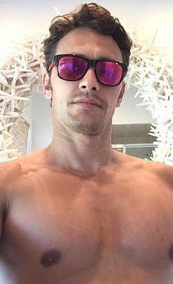 Seksi! 10 Foto Selfie Selebriti Tampan