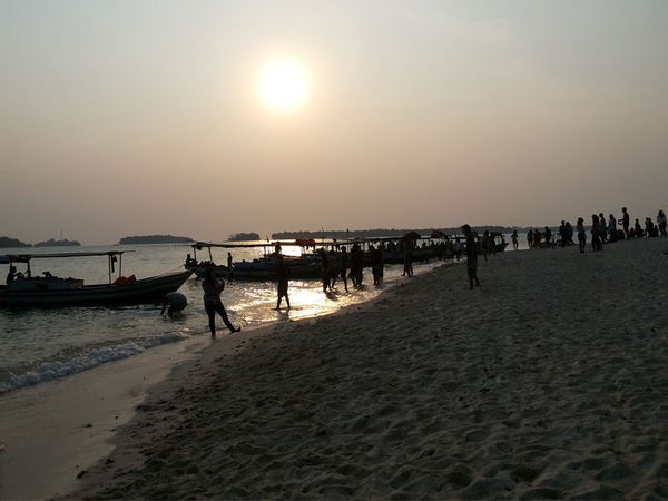 Ada Sunset Emas di Pulau Perak