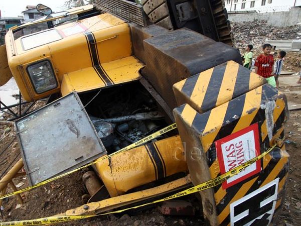 Sebuah Crane Jatuh di Kampung Pulo