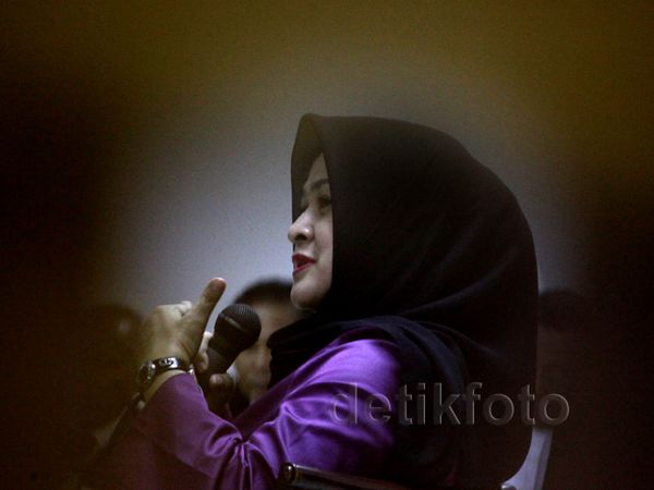Evy Bersaksi di Sidang OC Kaligis