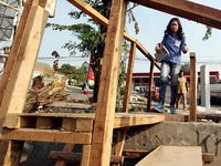 Jembatan Nasio Dibongkar, Warga Lalui Jembatan Kayu