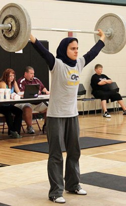 Foto: Gaya Hijab Atlet Angkat Besi Wanita Pertama Dunia, Kulsoom Abdullah