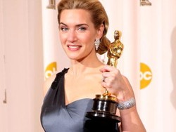 Kate Winslet dan Piala Oscar di Kamar Mandi