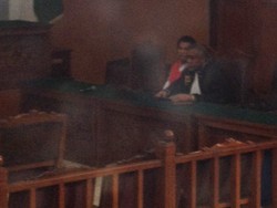 Wanita Misterius Bercadar Hadiri Sidang Muncikari RA, Apakah AA?