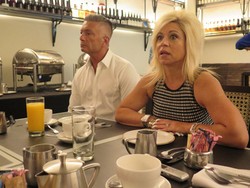 Bertemu Theresa Caputo, Cenayang Misterius yang Suka Ngebanyol