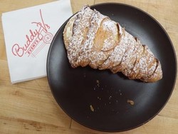 Mencicipi Kue Ekor Lobster yang Terlaris di Carlos Bake Shop Hoboken