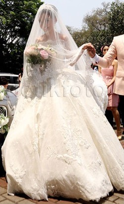 Chelsea Olivia Tampil Bak Putri dengan Gaun Hian Tjen di Hari Pernikahannya