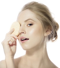 Tips Hapus Makeup Waterproof Agar Bersih Maksimal