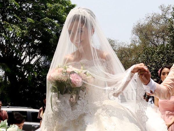 Here Comes the Bride! Chelsea Berseri-seri Kenakan Gaun Pengantin