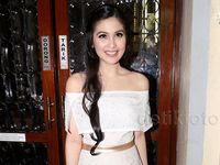 Cantiknya Sandra Dewi di Nikahan Chelsea dan Glenn