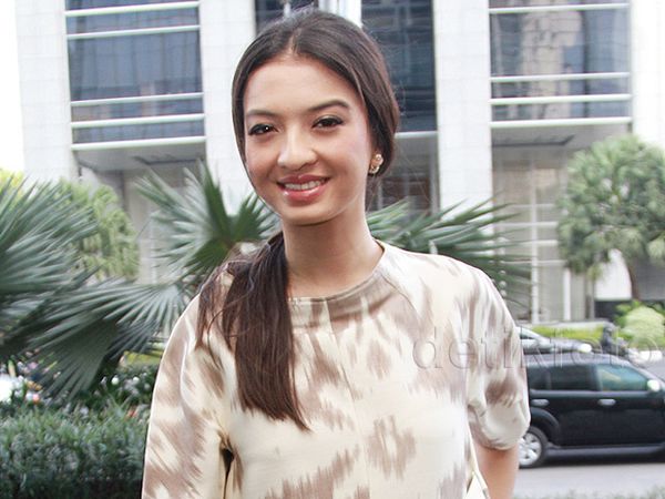 Si Cantik Raline Shah Berbaju Tenun