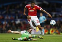 Antonio Valencia melompat untuk melewati Daniel Caligiuri. Lee Smith/Reuters/detikFoto.