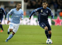 Cristiano Ronaldo berusaha melewati Vladimir Rodic dalam pertandingan yang dihelat di Swedbank Stadion, Kamis (1/10/2015) dinihari WIB. Andreas Hillergren/Reuters/detikFoto.
