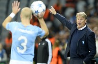 Pelatih Malmo FF Age Hareide memberikan pengarahan kepada anak asuhnya. Anders Wiklund/Reuters/detikFoto.