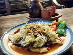 Eyang Tiiiii: Sedapnya Kupat Tahu dan Rawon Racikan Eyang Putri