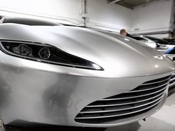 Lompat-lompat, Mobil James Bond Masih Bisa Selamat