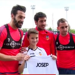 Ini Cara Valencia Membalas Fans Cilik yang Semaput Kena Bola