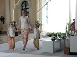 Model Cantik Berbatik di Hari Batik