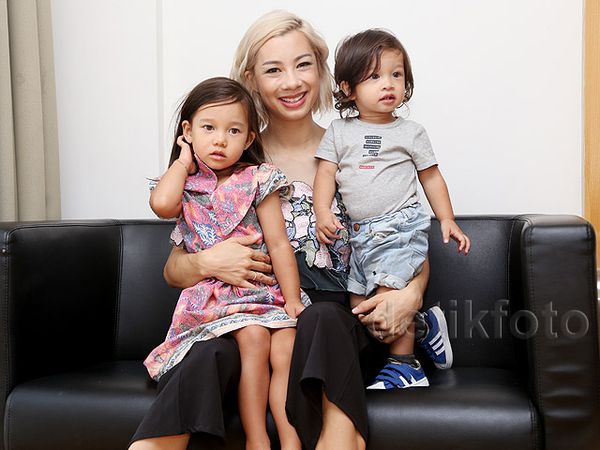 Jennifer Bachdim dan Dua Anaknya yang Menggemaskan