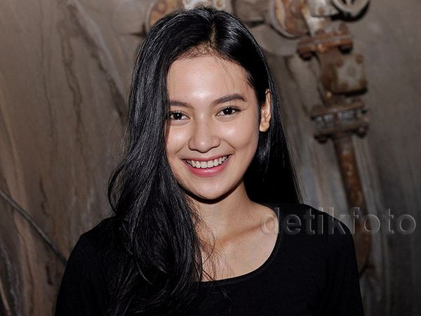 Indah Permatasari, Senyumanmu Manis Sekali