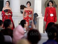 Lenggak-lenggok Model Berbusana Batik di Museum Tekstil