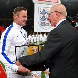 Rooney Akan Terima Sepatu Emas dari Sir Bobby Charlton