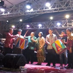 Tarian Daerah, Panggung Musik, dan Kembang Api Buka Tour de Singkarak