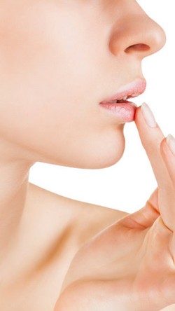 Jangan Asal Oleskan Lip Balm Saat Bibir Kering, Ini Alasannya
