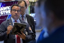 Wall Street Naik 1% Lebih di Akhir Pekan