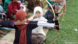 Ketika Wisatawan di Yogya Dihibur Lomba Panahan