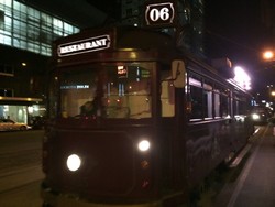 Makan Malam Mewah di Atas Trem Tua Melbourne