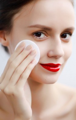 3 Cara Tepat Menghapus Makeup agar Wajah Bersih Sempurna