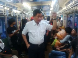 Pantau Proyek Rel Ganda, Jonan Naik KRL ke Bekasi