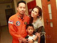 Happy Family! Pose Denny Cagur Boyong Istri dan Anak