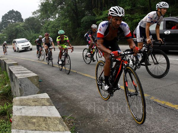 Pebalap Hadapi Tanjakan Menantang di Etape 2 Pebalap Hadapi Tanjakan Menantang di Etape 2
