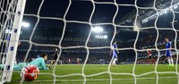 Gawang Chelsea kembali kebobolan di menit ke-60. Gawang yang dikawal Begovic dibobol oleh Sadio Mane. Dylan Martinez/Reuters/detikFoto.
