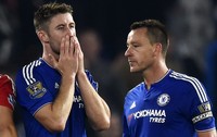 Gary Cahill dan John Terry tampak kecewa dengan kekalahan ini. Dylan Martinez/Reuters/detikFoto.