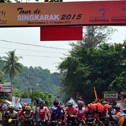 Start Tour de Singkarak: Dari Sesi Foto Bareng sampai Para Polisi Kecil
