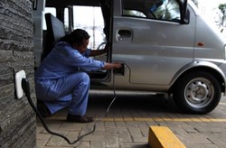 Tak Perlu Repot, Mobil Listrik PLN Bisa Charging di Rumah