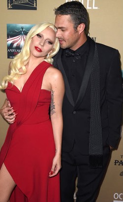 Foto: Tampil Cantik, Lady Gaga Pamer Kemesraan dengan Tunangan